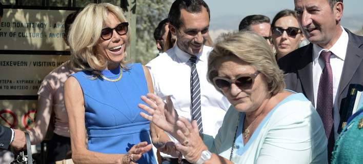 Χρυσό κολιέ και σκουλαρίκια -Τα δώρα που έκαναν Περιστέρα και Παυλοπούλου στην Μπριζίτ [εικόνες]